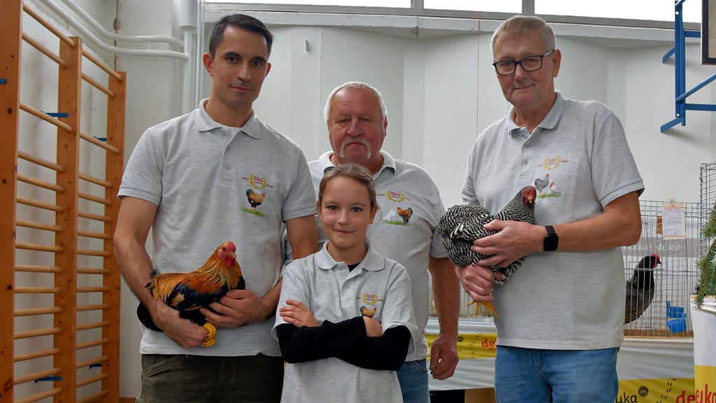 Die Mitglieder des Nessaer  Rassegeflügelzuchtvereins Johannes und Helena Pech, Axel Dietrich sowie Bernd Proschwitz (v.l.n.r.) lassen sich von der Vogelgrippe nicht die Freude an der Geflügelzucht nehmen.