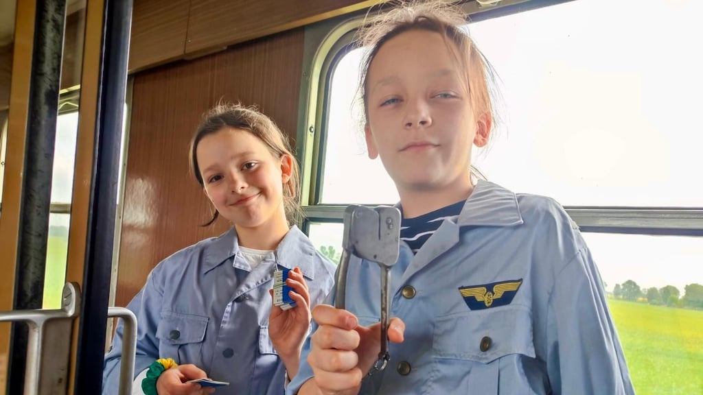 Dieses Personal ist schon bereit: Charlotte Benthe (links) und Finnjos Kamossa arbeiten künftig als Schaffner im SVT. 