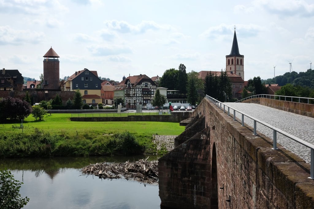 Die "Brücke der Einheit" bei Vacha in Thüringen an der Landesgrenze zu Hessen. (Archivbild)