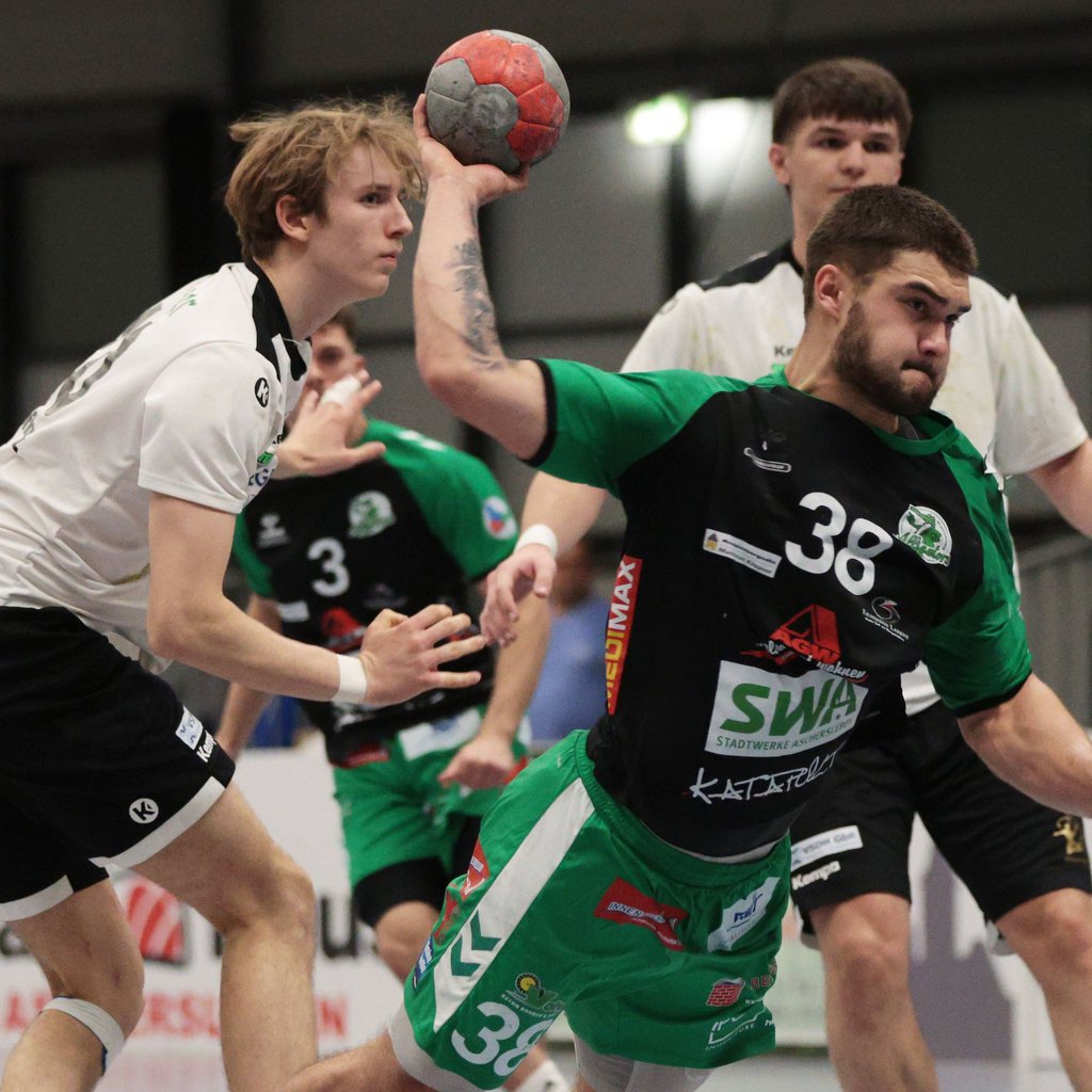 Jakob Völksch (beim Wurf) verpasste mit seinem HC Aschersleben die Überraschung.