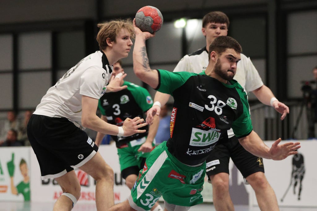 Jakob Völksch (beim Wurf) verpasste mit seinem HC Aschersleben die Überraschung.