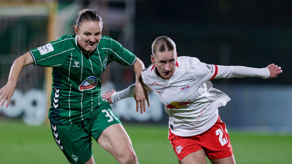 Marlene Müller (r.) erzielte in Bremen den 1:1-Ausgleichstreffer für RB Leipzig.