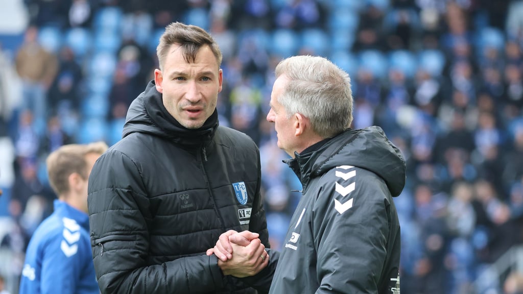 Pascal Ibold (links) und Petrik Sander haben sich in der gebeutelten Abwehr des 1. FC Magdeburg für Luka Hyryläinen und Max Geschwill entschieden.