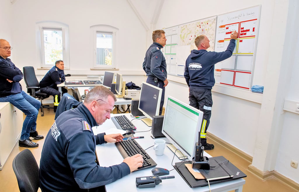 Die Einsatzleitung koordiniert vom Feuerwehr-Gerätehaus  in der Naumburger Nordstraße aus die Übung.   