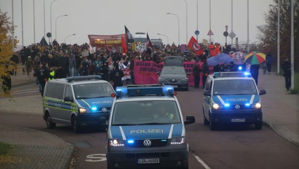 In Halle wurde am Samstag gegen eine rechte Buchmesse demonstriert.