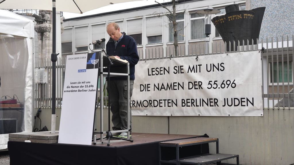 In Berlin werden die Namen ermordeter Juden vorgelesen.