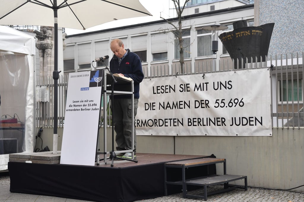 In Berlin werden die Namen ermordeter Juden vorgelesen.