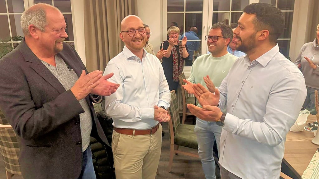 CDU-Kandidat Frank Tallig (2.v.li.) hat die Stichwahl um das Bürgermeisteramt in Hettstedt gewonnen. Mit Freunden, Familie und Unterstützern verfolgte er die Auszählung im „Waldcafé“ in Hettstedt