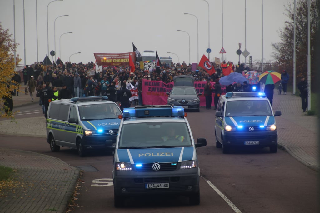 In Halle wurde am Samstag gegen eine rechte Buchmesse demonstriert.  