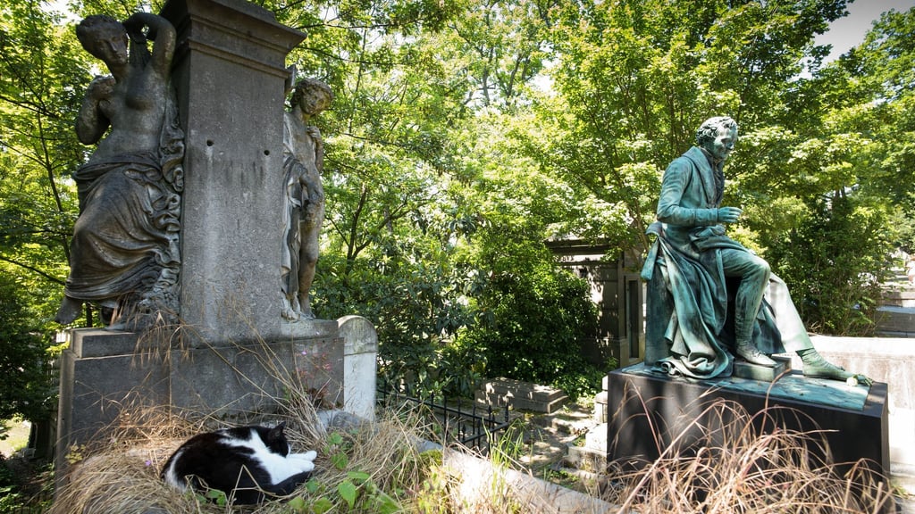 Historische Grabstätten auf Pariser Friedhöfen warten auf eine neue Nutzung. (Archivbild)