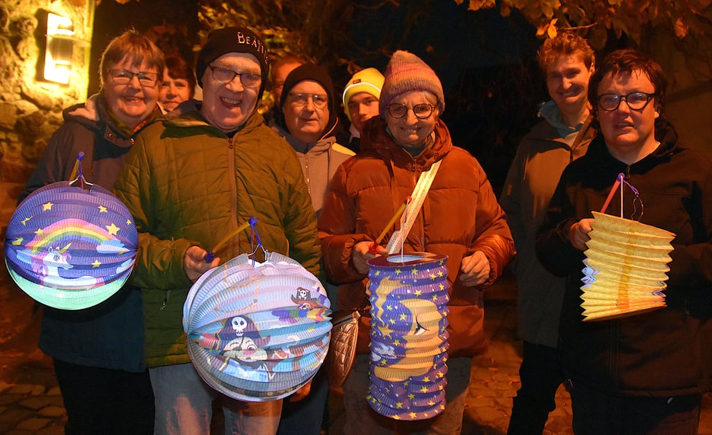 Auch Bewohnerinnen und Bewohner der Einrichtung für Menschen mit Handicap der Evangelischen Stiftung Neinstedt in Calvörde nehmen mit bunten Laternen am Martinsumzug teil und genießen die stimmungsvolle Atmosphäre.