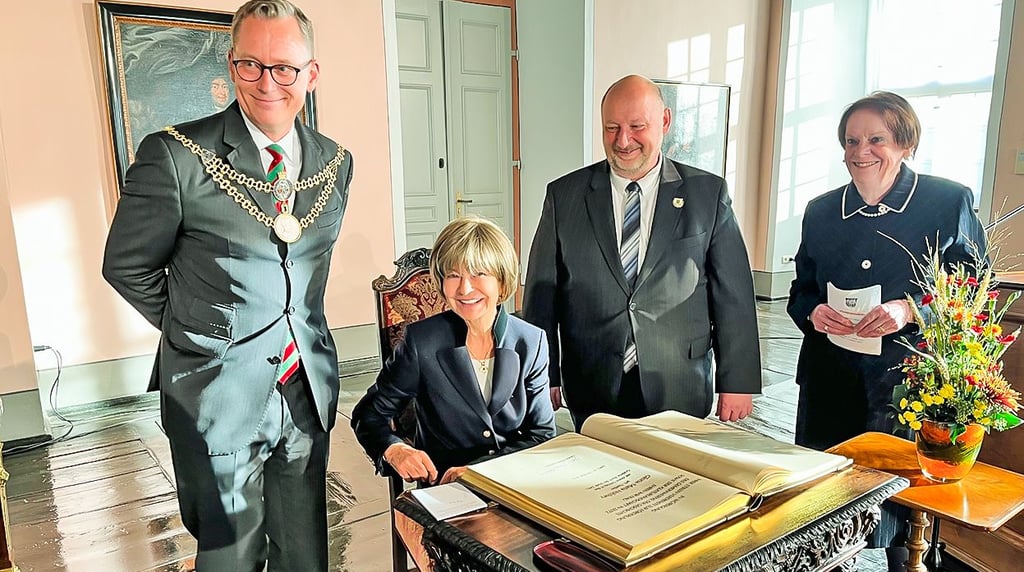 Dank für große Unterstützung: Gloria-Maria Holzhey, geborene Naether, trägt sich ins Goldene Buch der Stadt Zeitz ein.