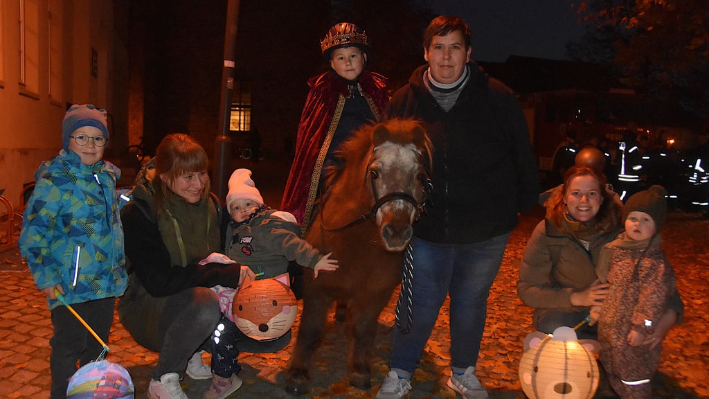Als Heiliger Martin reitet der siebenjährige Lasse auf Pony Wianka, genannt „Mini“, dem Laternenumzug in Calvörde voran. 