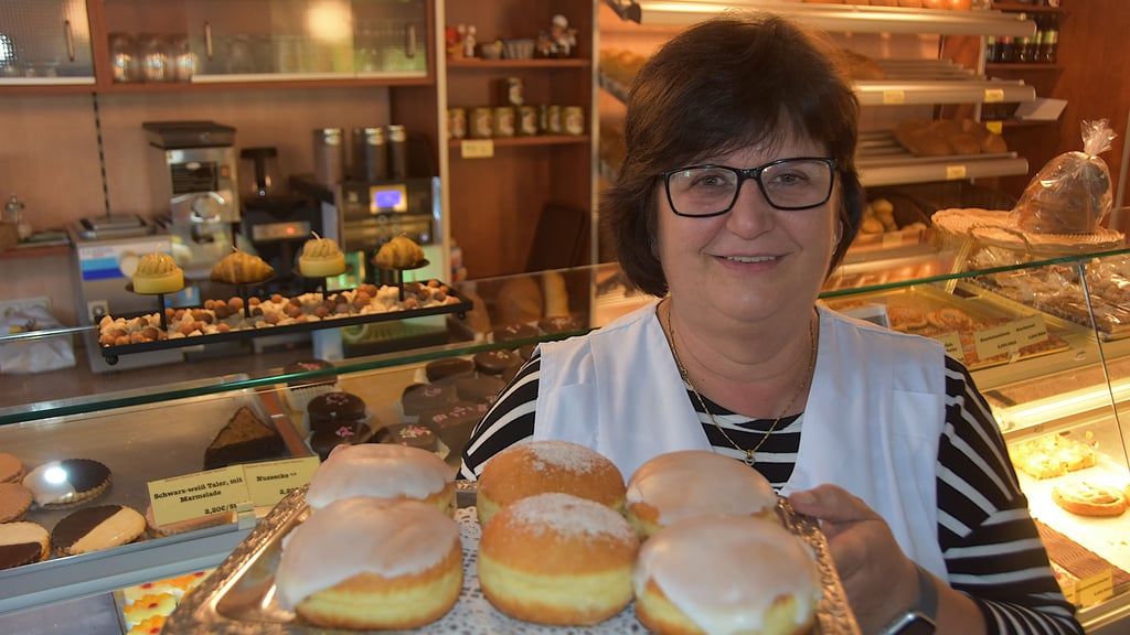 Undine Salomon verführt die Kundschaft im Café Ohrdorf in Erxleben mit duftenden Pfannkuchen aus traditionellem DDR-Rezept.