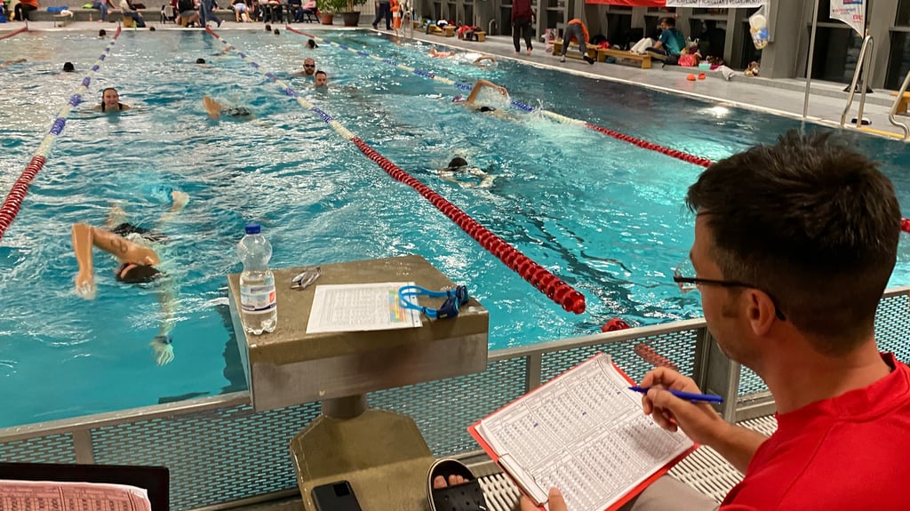 Beim 12-Stunden-Schwimmen der DLRG  in der Schwimmhalle Genthin wurden die geschwommenen Meter der Teilnehmer notiert. 
