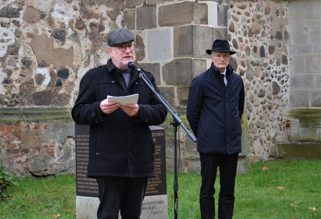 Pfarrer Lutz-Michael Sylvester (l.) und Bürgermeister Andreas Dittmann (SPD) sprachen beim Pogromgedenken in Zerbst.