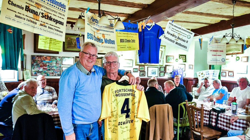 Sigmar Bareins (links) und Eberhard Lippmann trafen sich am Freitag mit 21 mit weiteren ehemaligen BSG-Fußballern in der Weißenfelser Gaststätte „Schultheiss“.