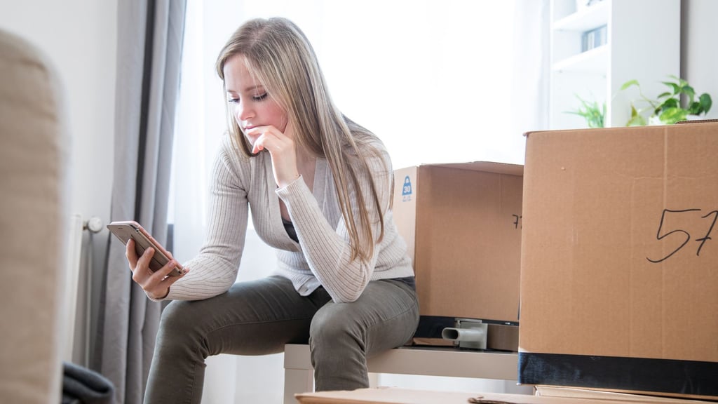 Zwischen gepackten Kartons und neuen Möglichkeiten: Wer für den Beruf umzieht, sollte alle Aspekte sorgfältig abwägen.