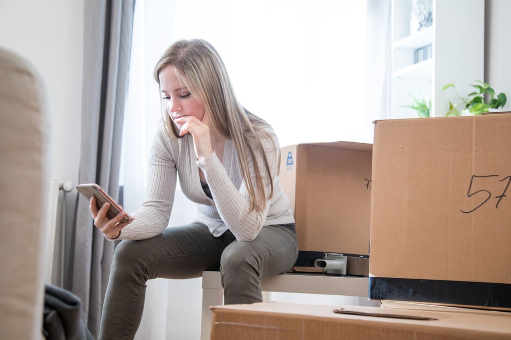 Zwischen gepackten Kartons und neuen Möglichkeiten: Wer für den Beruf umzieht, sollte alle Aspekte sorgfältig abwägen.