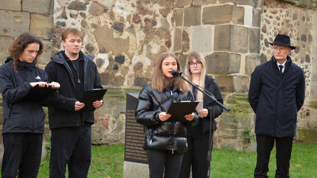 Gymnasiasten des Francisceums verlasen anlässlich des Pogromgedenkens in  Zerbst Namen und Schicksale jüdischer Zerbster Bürger, die den Rassenhass der Nazis nicht überlebten.
