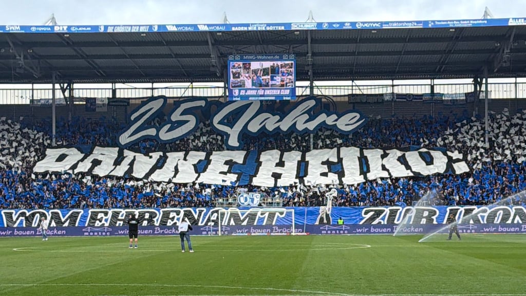 Die Fans des 1. FC Magdeburg feierten Mannschaftsleiter Heiko Horner mit einer besonderen Choreografie.