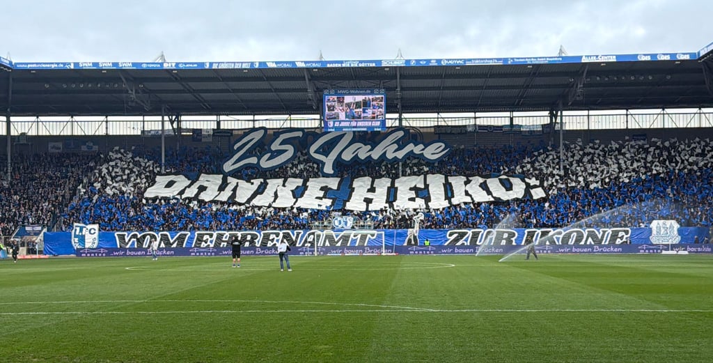 Die Fans des 1. FC Magdeburg feierten Mannschaftsleiter Heiko Horner mit einer besonderen Choreografie.