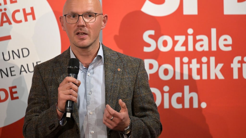 Daniel Keip von der SPD lag bei der Wahl vor CDU-Amtsinhaber Scheller. (Archivbild)