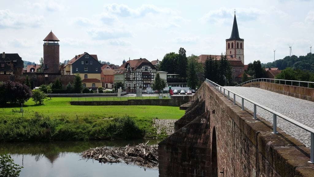 Die "Brücke der Einheit" bei Vacha in Thüringen an der Landesgrenze zu Hessen. (Archivbild)