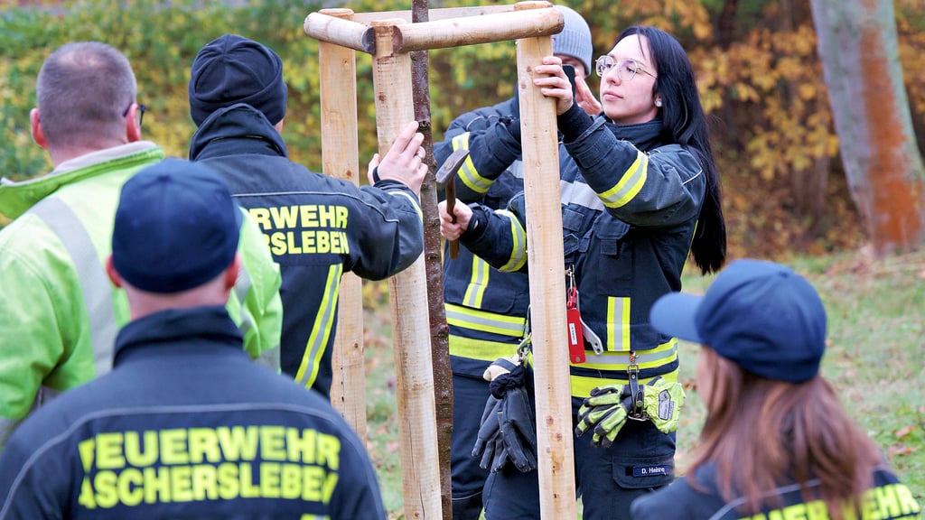 Die Ortsfeuerwehr Aschersleben an ihrer Roterle. 