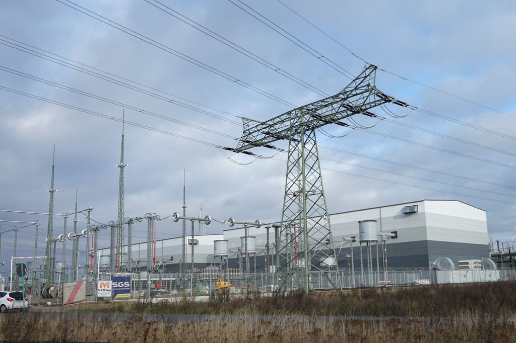 Der Konverter für den Südostlink arbeitet in zwei Hallen.