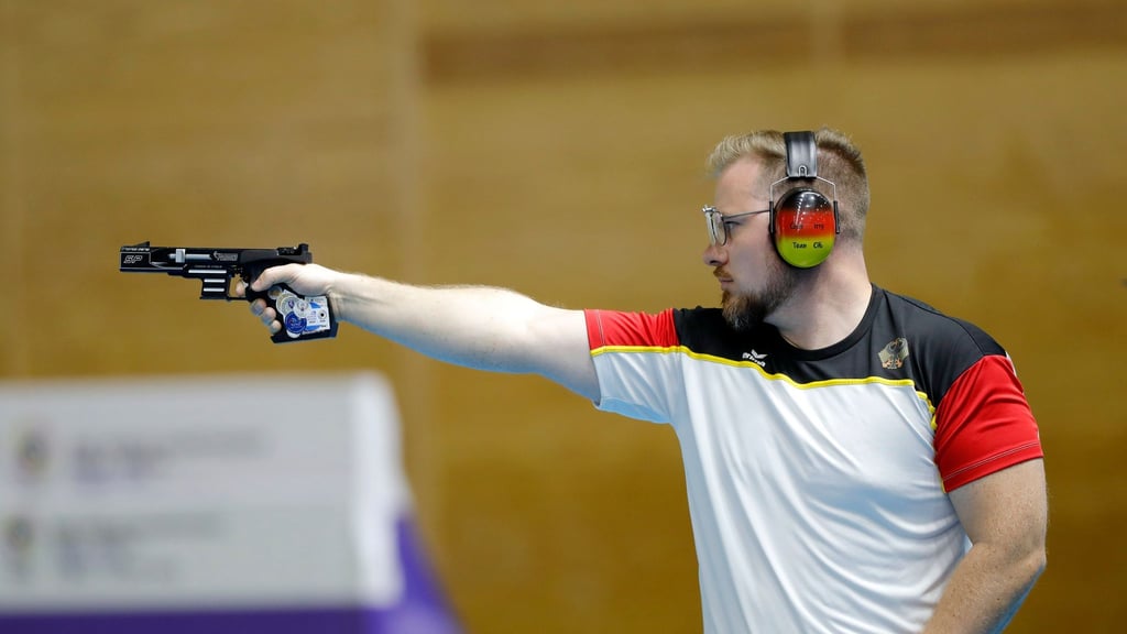 Oliver Geis aus Deutschland holt mit dem Team WM-Gold mit der Schnellfeuerpistole.