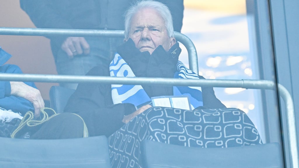 Hoffenheims Mäzen Dietmar Hopp muss sich Fanproteste gegen seinen Freund Roger Wittmann ansehen.