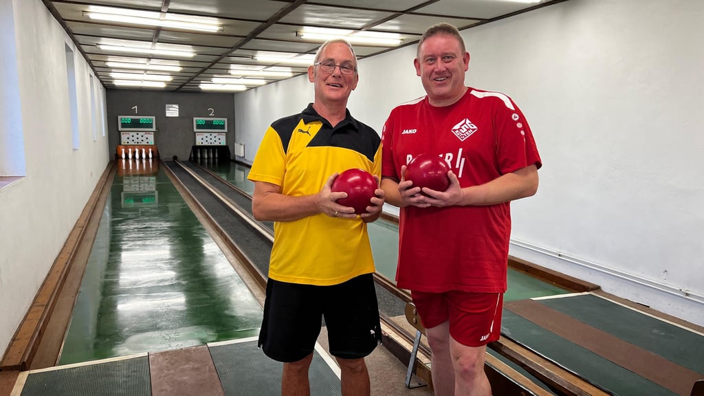 Reinhard Hartmann (l.) und Sören Heßler lieferten sich das erste Duell in der zweiten Kreisliga in Kütten. Ohne die neuen Anzeigetafeln und die Bahnsanierung wäre das nicht möglich gewesen.