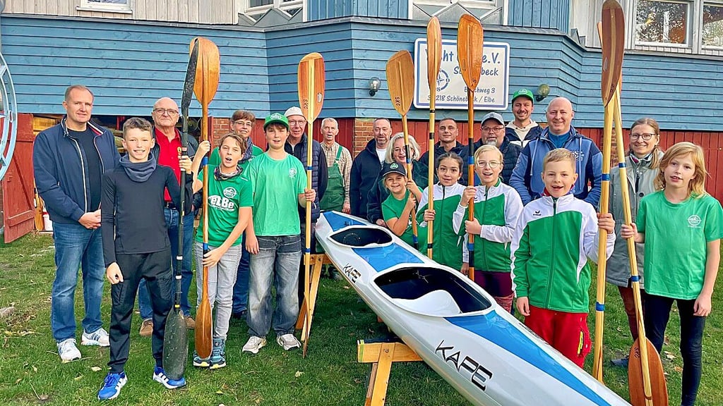 Freude bei den Sportlern des Schönebecker Kanu Clubs, als der ABH Schönebeck das neue Kajak für die Kinder übergeben konnte.