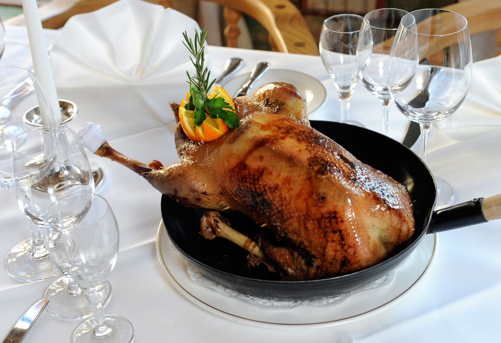 Der traditionelle Gänsebraten zu Sankt Martin wird Experten zufolge nicht viel teurer. (Symbolbild)