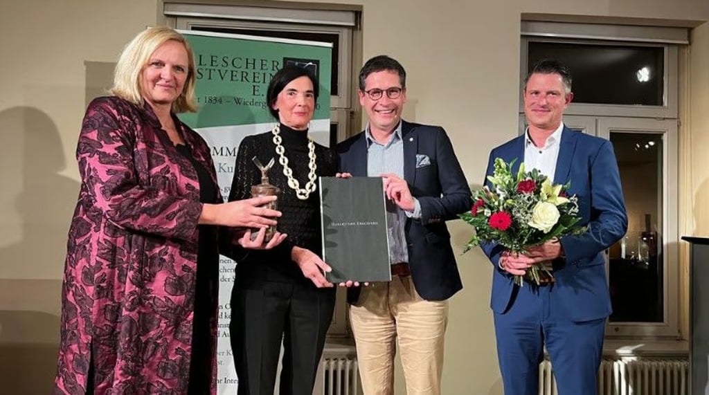 Karola Waterstraat, Vorsitzende des Kunstvereins (l.), sowie Oberbürgermeister Alexander Vogt und Vertreter der Saalesparkasse Marko Göpel (r.), überreichen der Künstlerin Dagmar Varady (2.v.l.) den Preis.