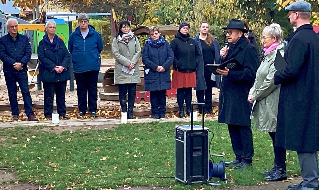 Kreisoberpfarrer Sven Baier (vorn von links), Oberbürgermeisterin Silvia Ristow und Pfarrer Thomas Fichtner sprachen bei der ökumenischen Gedenkveranstaltung am 87. Jahrestag der Pogrome.