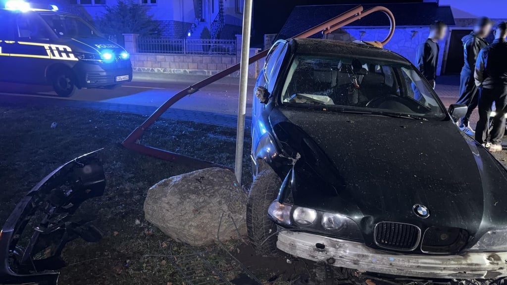 Bei einem Unfall in Klobikau (Bad Lauchstädt) in der Nacht zum 9. November 2025 kam ein Pkw von der Straße ab.