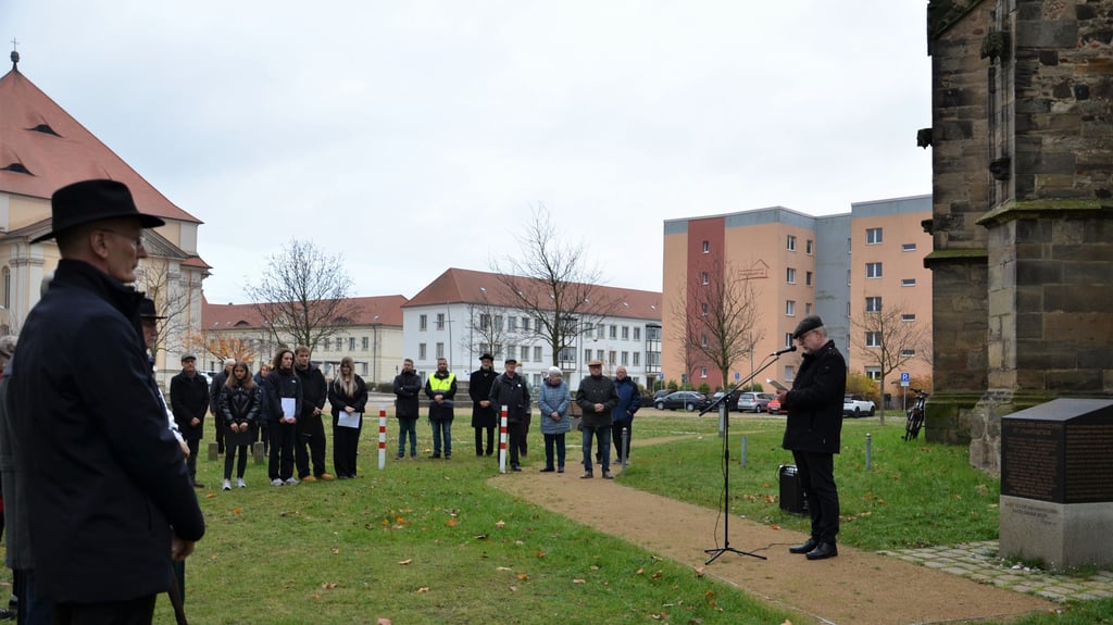 Am Gegendenkmal zum Schmährelief der Judensau an der Ruine der Zerbster Nicolaikirche wurde der Novemberpogrome 1938 gedacht