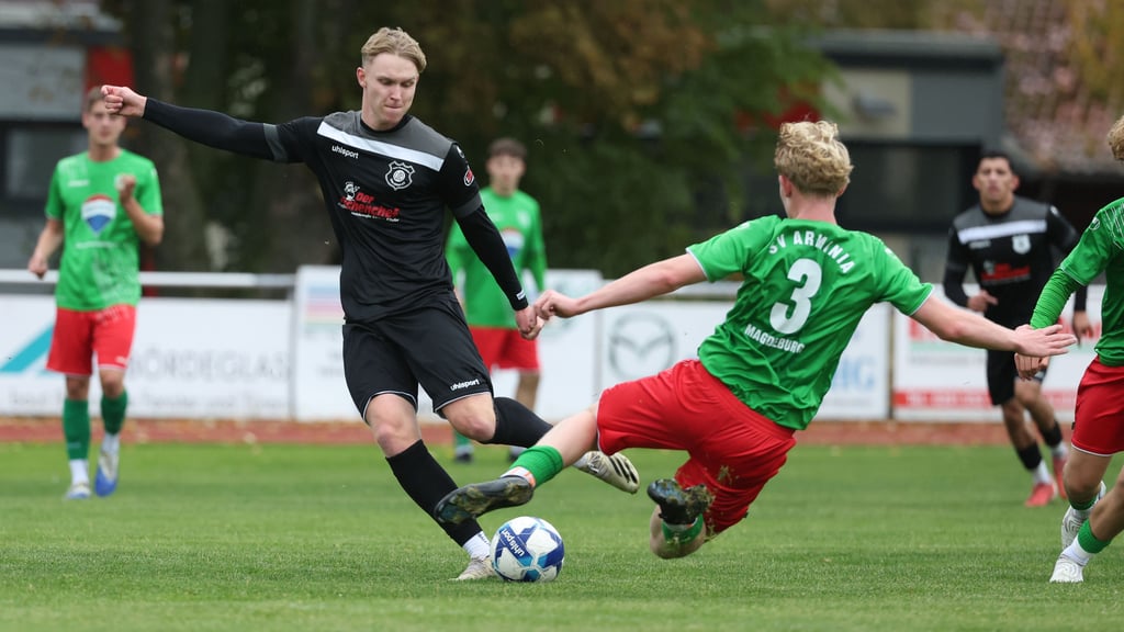 Anton Fink (am Ball/hier gegen Arminia) erzielte in Schönhausen seinen 13. Saisontreffer. 