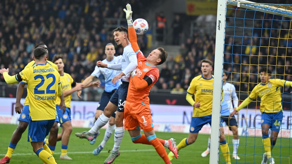 Das Tor zum 0:1: Bochums Cajetan Lenz ist eher am Ball als Braunschweigs Torwart Ron-Thorben Hoffmann.