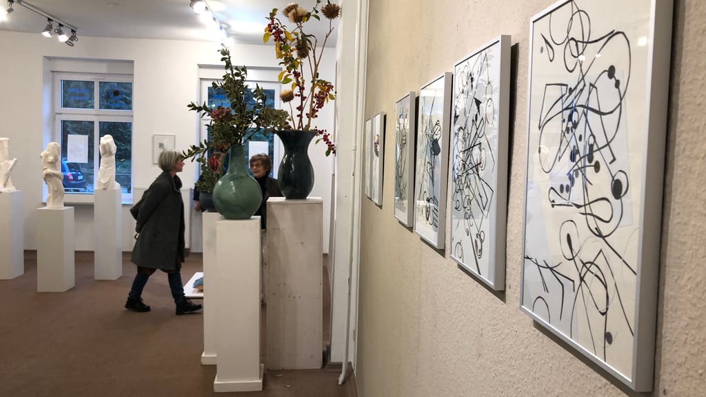 In der neuen Ausstellung im Galeriecafé Haus Sonnenschein in Gernrode sind Collagen und Plastiken von Kornelia Thümmel zu sehen.