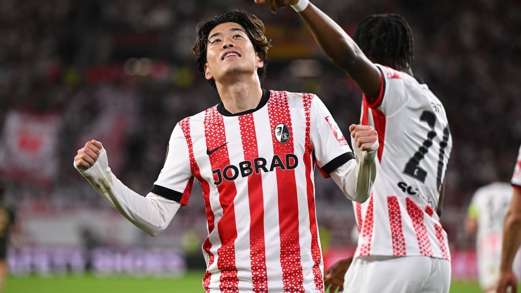 Yuito Suzuki war nach einer Ecke für Freiburg erfolgreich.