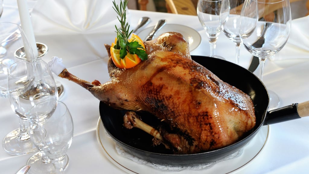 Der traditionelle Gänsebraten zu Sankt Martin wird Experten zufolge nicht viel teurer. (Symbolbild)