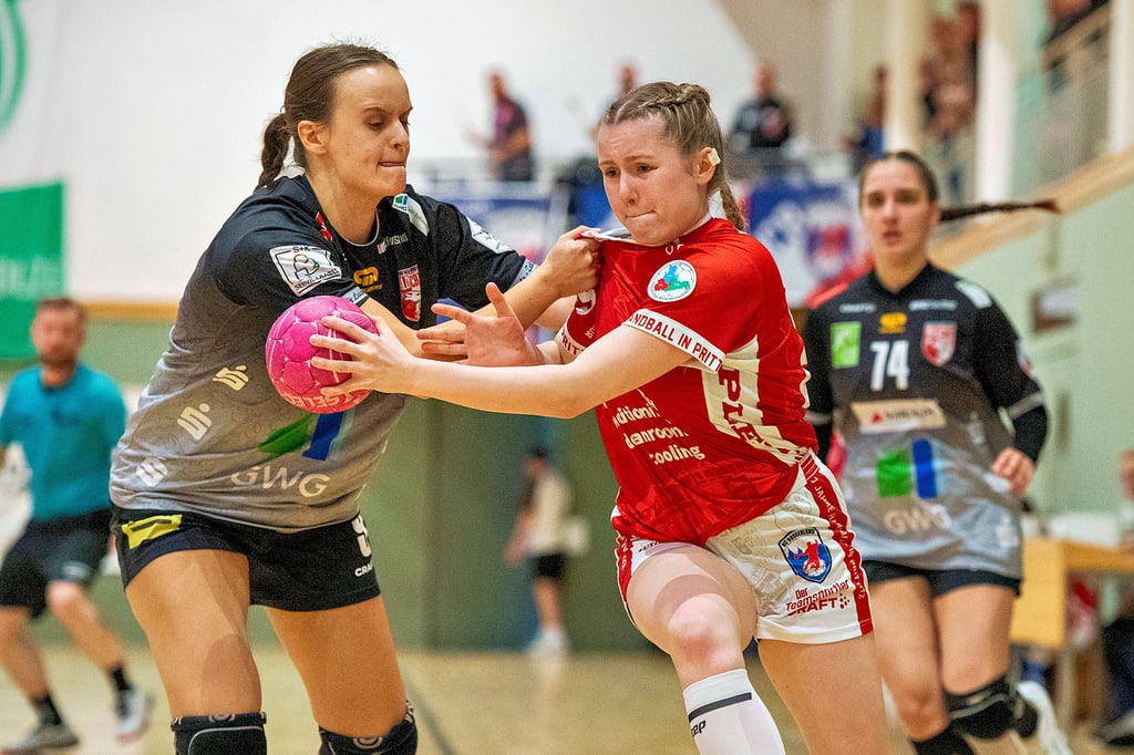 Hart umkämpft war die Regionalliga-Partie der HCB-Frauen am späten Sonntagnachmittag in Plotha gegen Union Halle-Neustadt II. Hier wird Lea Schönefeld (r.), die vier Tore erzielte, festgehalten.