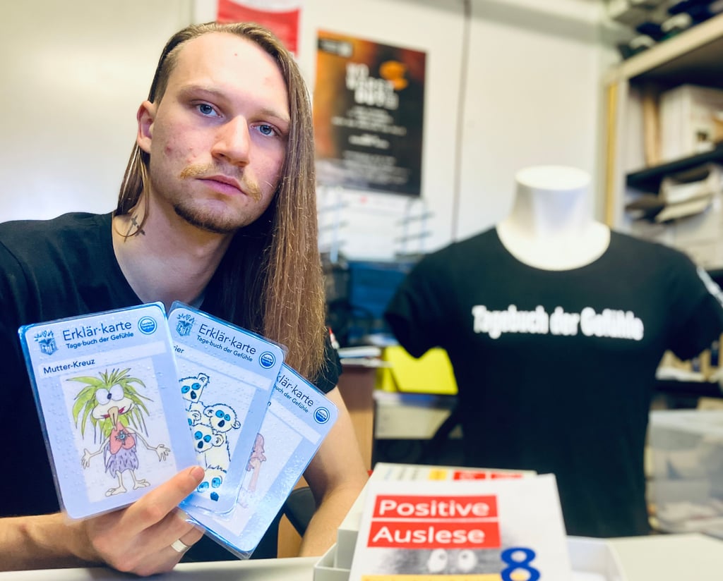 So inklusiv wie möglich: Für das Tagebuch der Gefühle haben Teilnehmer wie Rain Wieczorek komplizierte Begriffe auf Karten illustriert und erklärt.