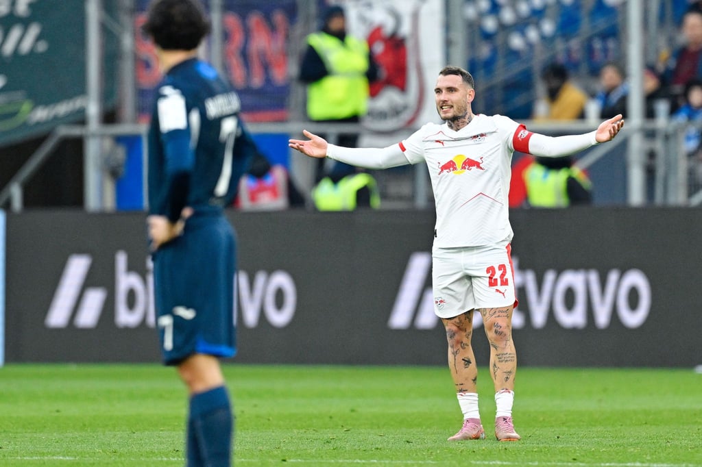 David Raum (RB Leipzig) gestikuliert beim Hoffenheim-Spiel. Für seine Zukunft hat er klare Vorstellungen.
