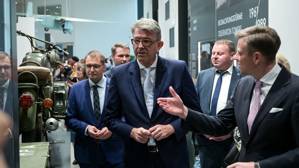 Kulturstaatsminister Wolfram Weimer bezeichnete das neugestaltete Deutsch-Deutsche Museum Mödlareuth als Mahnmal.