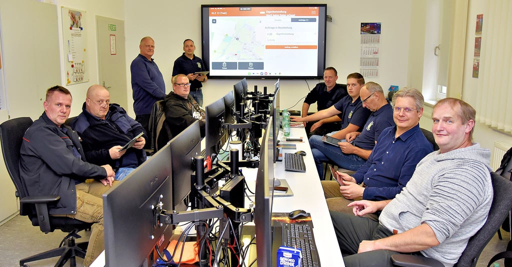 Sie trainieren regelmäßig ihr Agieren, um für den Ernstfall gewappnet zu sein: die Mitglieder der Örtlichen Einsatzleitung. Die Männer sind auch alle ehrenamtlich in ihren Ortsfeuerwehren aktiv. 