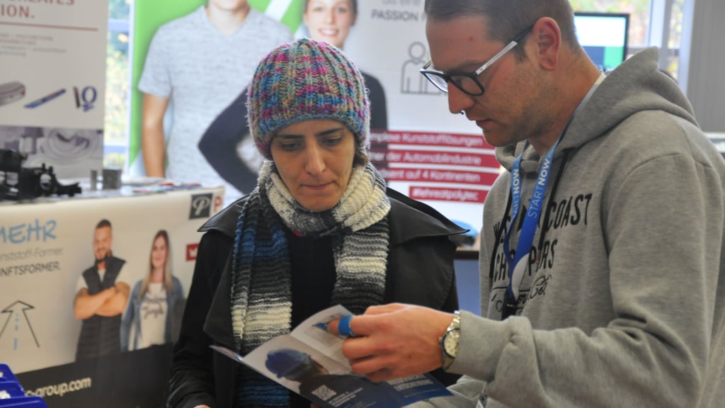 Philpp Hinze der SET Schiffbau- u. Entwicklungsgesellschaft Tangermünde erzählt einer Besucherin der Jobmesse "Start now" in Stendal über mögliche Ausbildungen.